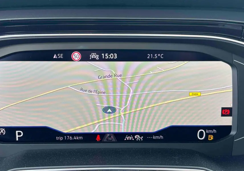 Affichage numérique du combiné d'instruments du Volkswagen Taigo blanc, vue rapprochée sur l'écran de navigation.