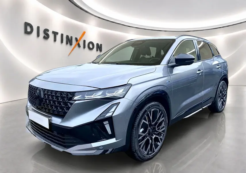 Renault Austral gris schiste en 3/4 avant droit, avec calandre noire et jantes alu noires distinctives.