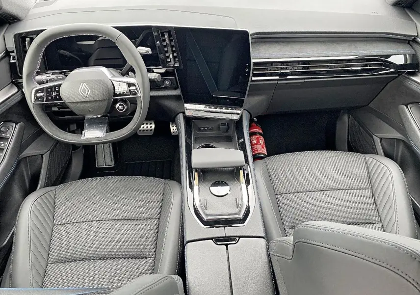 Vue intérieure avant du Renault Austral gris schiste, avec volant multifonction et grand écran tactile central.