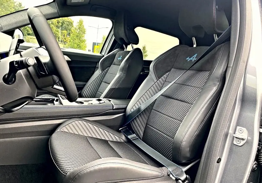 Vue intérieure côté passager avant du Renault Austral gris schiste, sièges sport avec logo esprit alpine brodé bleu.