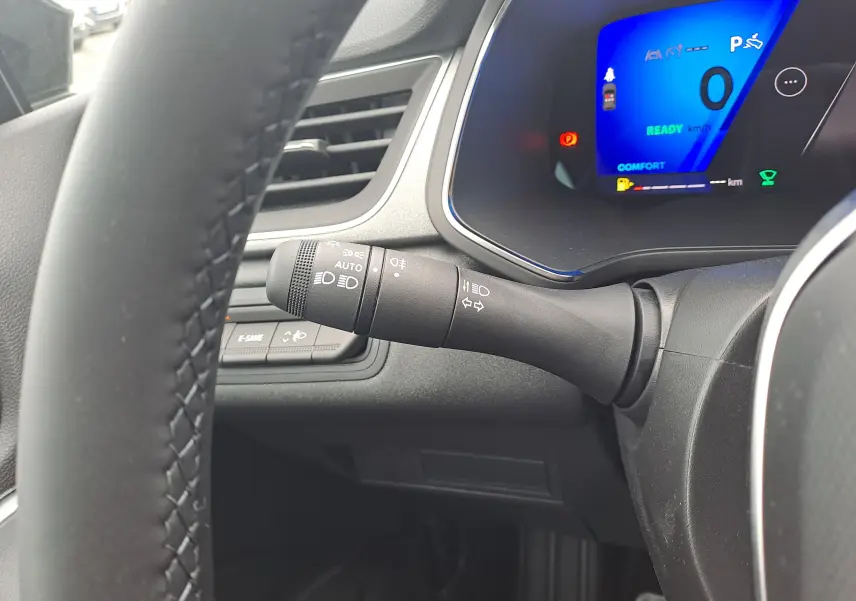 Gros plan sur la manette de clignotant et tableau de bord numérique bleu du Renault Symbioz 1.6 E-Tech Hybrid 2025.