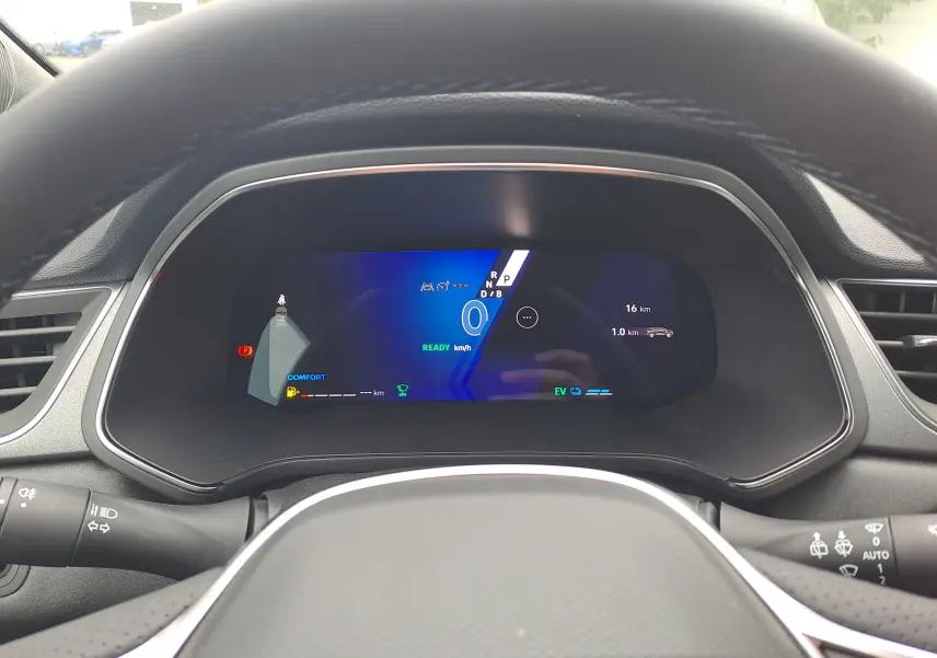 Tableau de bord numérique du Renault Symbioz 2025 vu depuis le volant, affichage bleu et noir moderne.