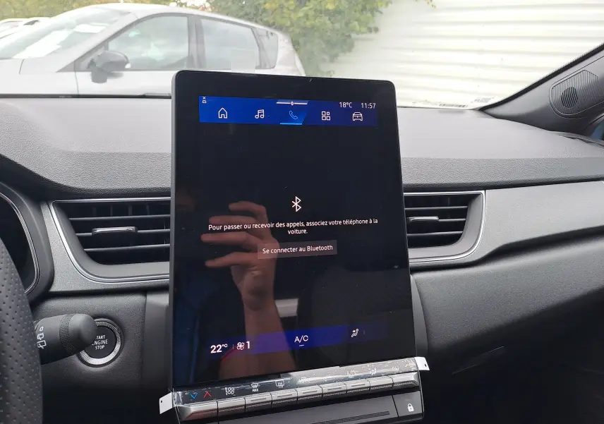 Vue intérieure centrée sur l'écran tactile vertical du tableau de bord d'une Renault Symbioz 2025.