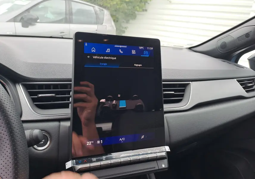 Intérieur Renault SYMBIOZ 2025 vu de face, écran tactile central affichant les réglages énergie du véhicule hybride.