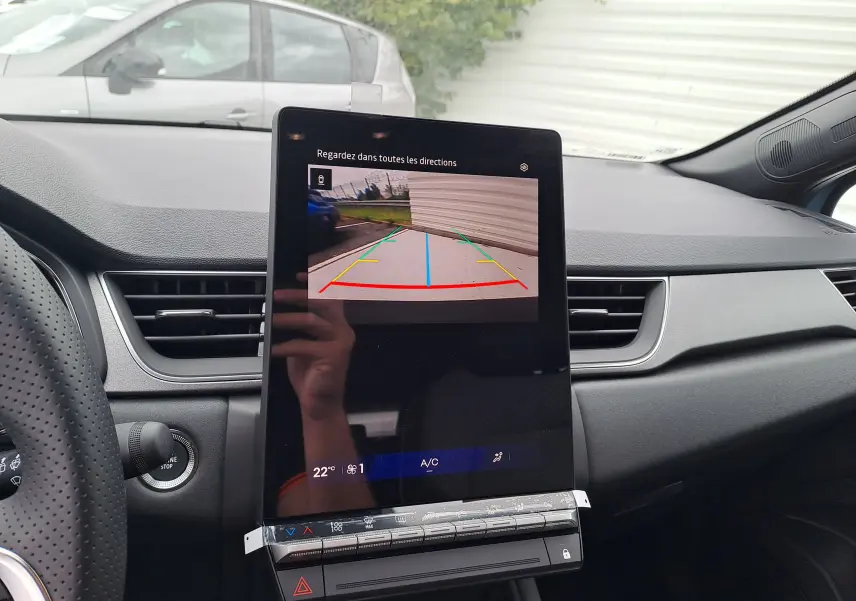 Écran central tactile du tableau de bord du Renault Symbioz bleu Mercure affichant la caméra de recul.