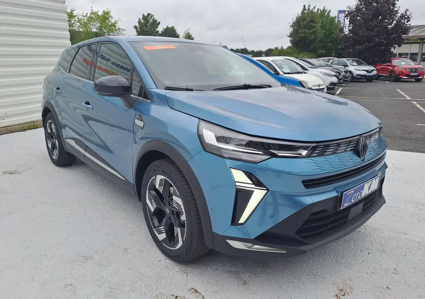 Renault Symbioz bleu mercure en 3/4 avant droit, avec feux LED distinctifs et jantes alliage 18 pouces.