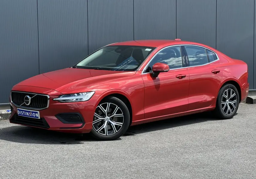 Volvo S60 rouge Fusion vue 3/4 avant droit avec jantes alliage 17 pouces et contours de fenêtres chromés.