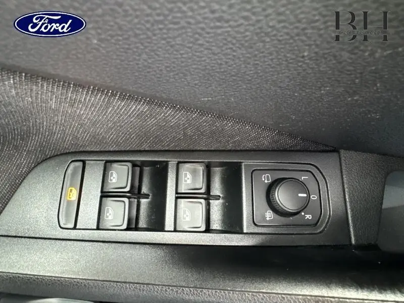 Panneau de commandes des vitres et rétroviseurs côté conducteur d'une Skoda Kamiq gris graphite, vue rapprochée intérieure.