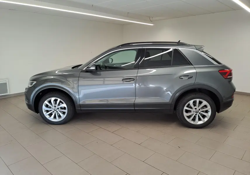 Profil latéral droit du Volkswagen T-Roc 1.5 TSI 150 DSG7 LIFE en gris Indium avec jantes alliage 17'' Johannesburg.