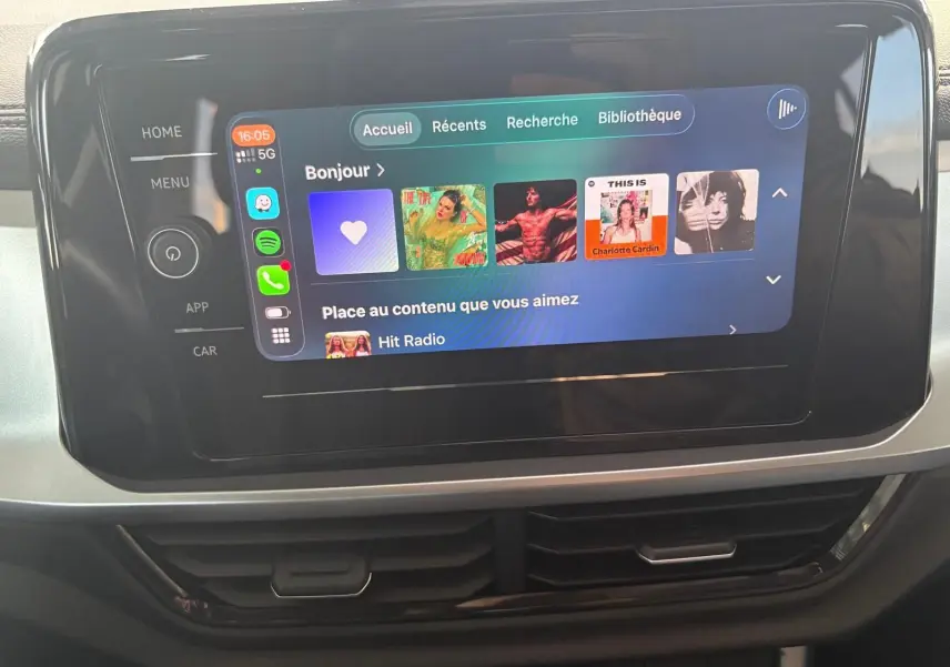 Écran tactile central du Volkswagen T-Roc 2024 affichant l'interface multimédia avec applications connectées.
