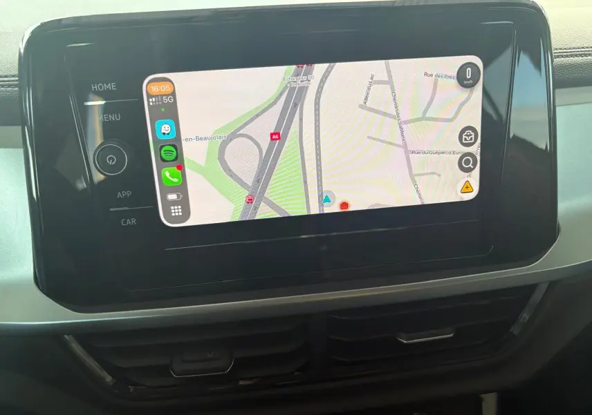 Écran tactile central du Volkswagen T-Roc 2024 affichant une carte de navigation avec interface connectée.