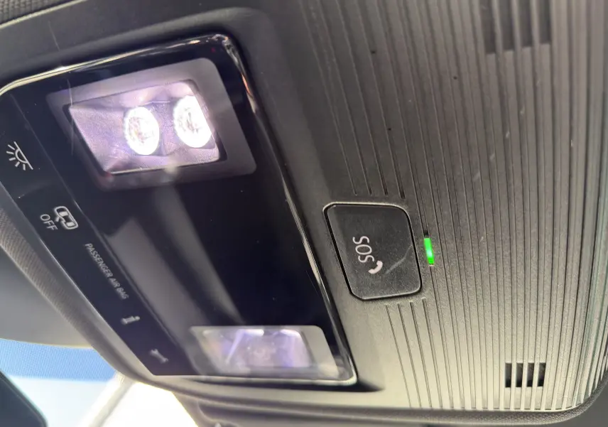 Gros plan sur le plafonnier noir avec éclairages LED et bouton SOS allumé dans une CUPRA Formentor noir minuit 2023.