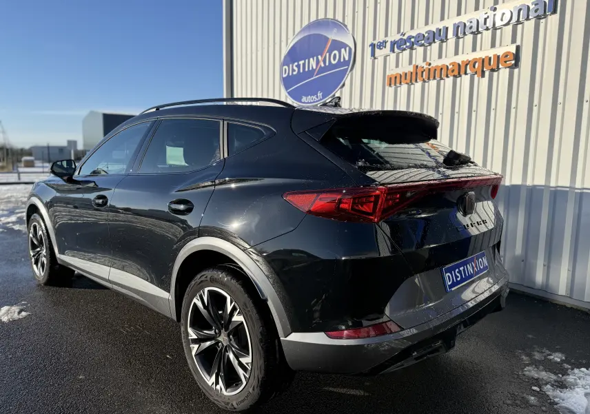 Vue 3/4 arrière droite d'un CUPRA Formentor noir minuit 2023, avec feux LED et jantes alliage bicolores.