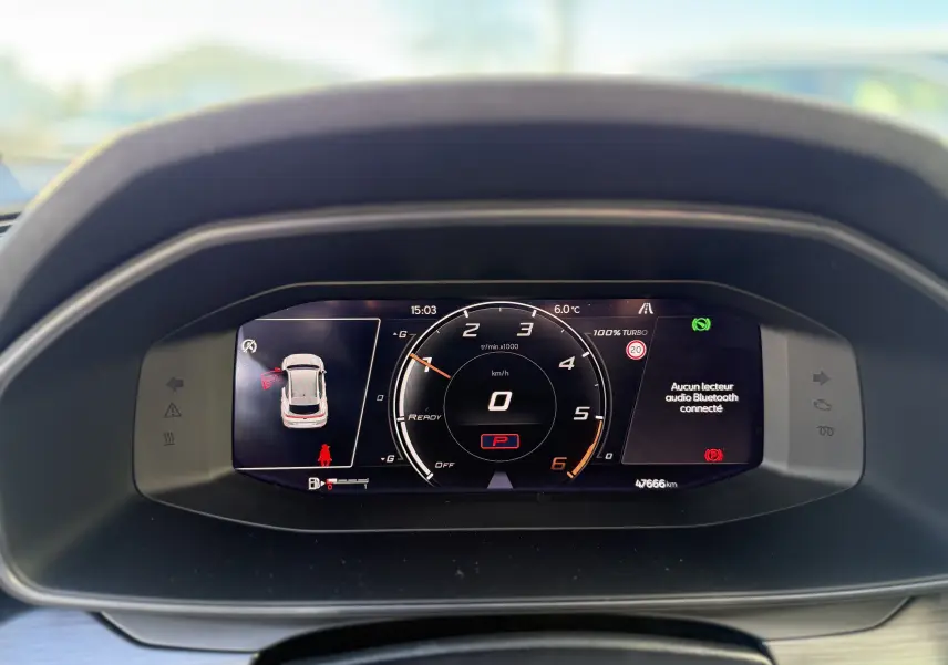 Vue rapprochée du tableau de bord numérique de la CUPRA Formentor 2023 affichant le compte-tours, la vitesse à zéro et les alertes connectées.