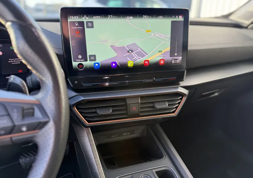 Vue intérieure centrée sur l'écran tactile du tableau de bord du CUPRA Formentor 2023, avec navigation affichée.