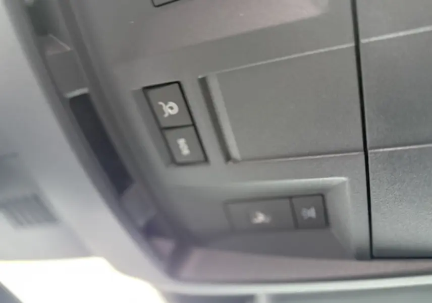 Plafonnier avec commandes d'assistance et éclairage dans l'habitacle du Peugeot 3008 Hybrid blanc toit noir.