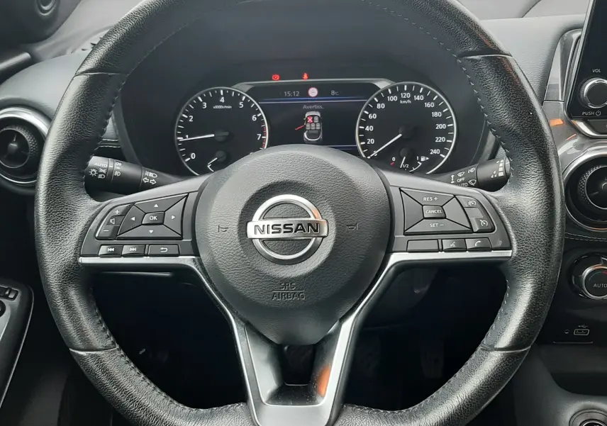 Vue rapprochée du volant noir de la Nissan Juke 2020 avec tableau de bord et commandes visibles.