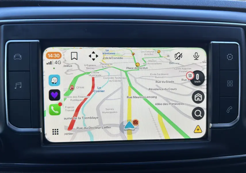 Écran tactile du système de navigation du Citroën Jumpy affichant une carte routière en couleur.