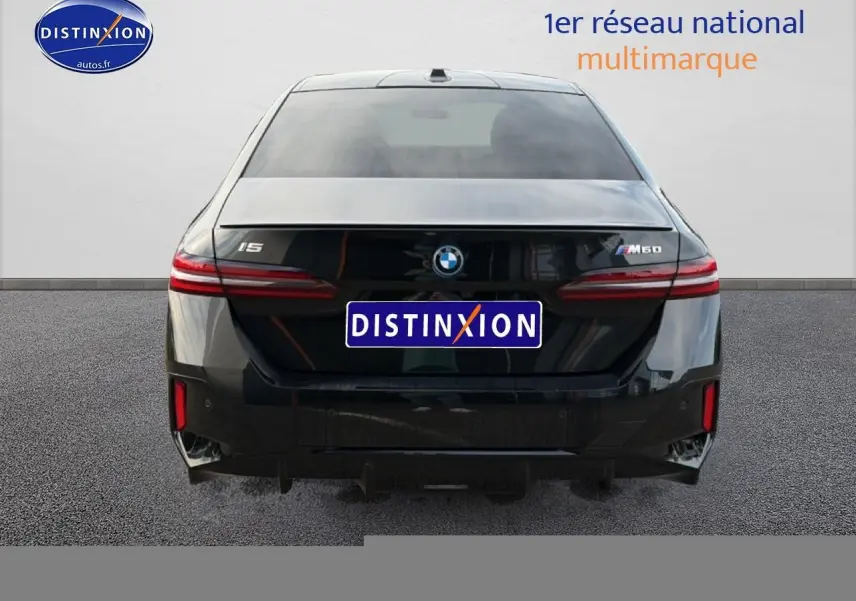 Vue arrière d'une BMW Série 5 i5 M60 noire 2024 avec feux LED et logo M60 visible sur le coffre.