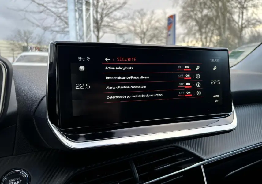 Écran tactile du tableau de bord du Peugeot 2008 affichant les options de sécurité, intérieur noir moderne.