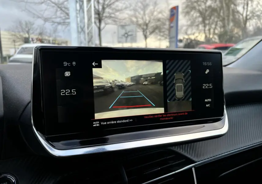 Écran tactile central affichant la caméra de recul et la température intérieure dans un Peugeot 2008 Orange Fusion 2021.
