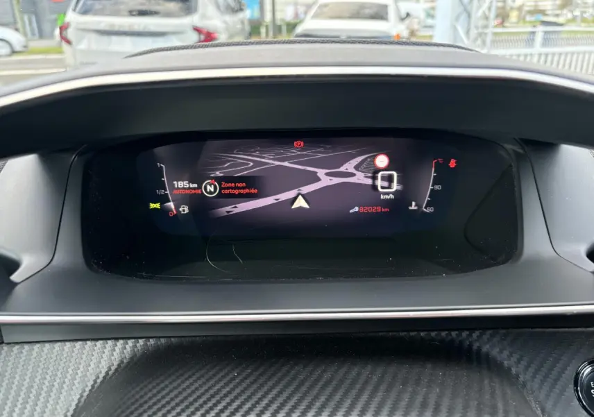 Affichage numérique du combiné tête haute 3D du Peugeot 2008 avec navigation et informations de conduite.
