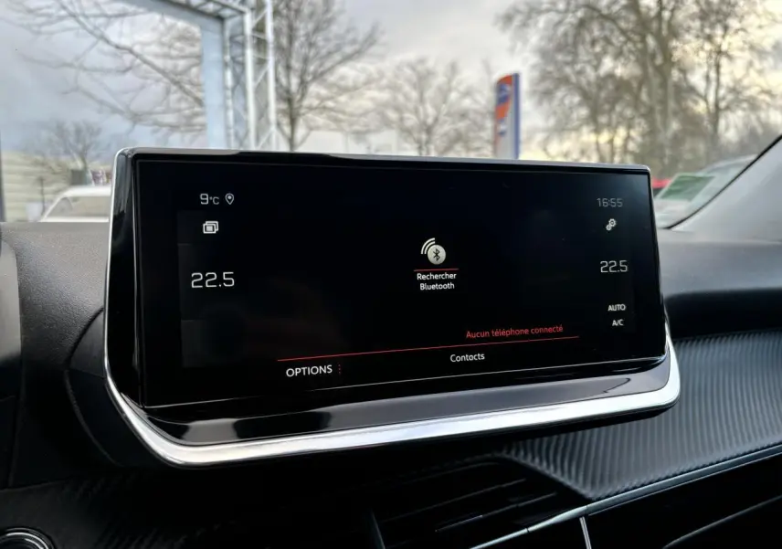 Écran tactile central du tableau de bord du Peugeot 2008 2021, affichant la recherche Bluetooth, intérieur noir.