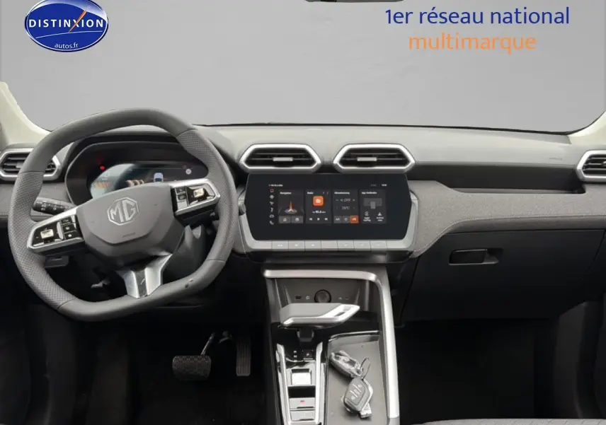 Intérieur de MG ZS Hybrid 2026 vu de face, tableau de bord moderne avec écran tactile et volant multifonction gris.