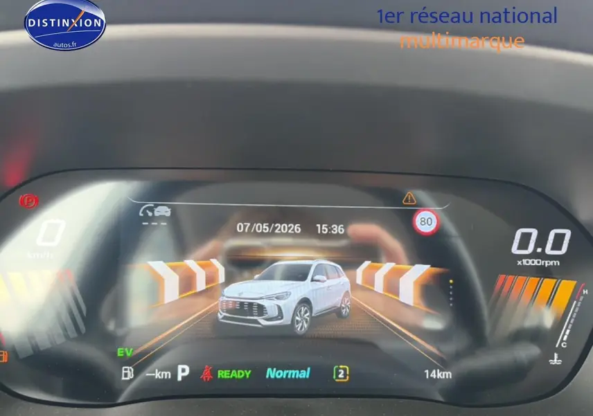 Affichage numérique du tableau de bord montrant une MG ZS Hybrid blanche en vue 3/4 avant avec indications de conduite.