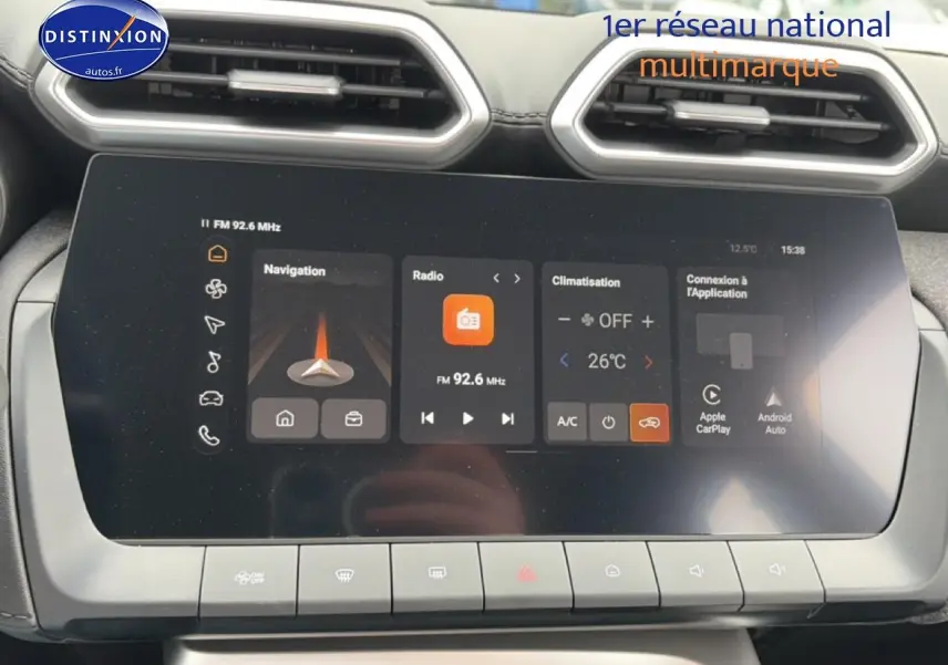 Écran tactile central du tableau de bord du MG ZS Hybrid 197 blanc, affichant navigation, radio et climatisation.