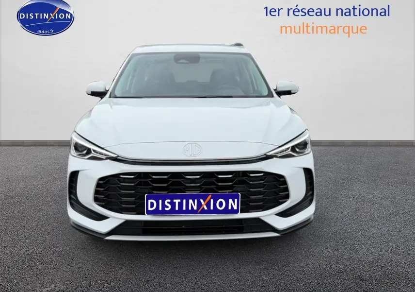 Vue avant d'un MG ZS Hybrid blanc avec calandre noire et phares LED fins, sur fond neutre gris.