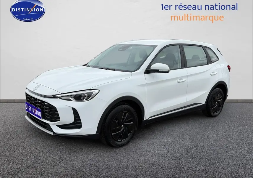 Vue 3/4 avant d'un MG ZS Hybrid blanc avec jantes noires et calandre noire sur fond neutre.