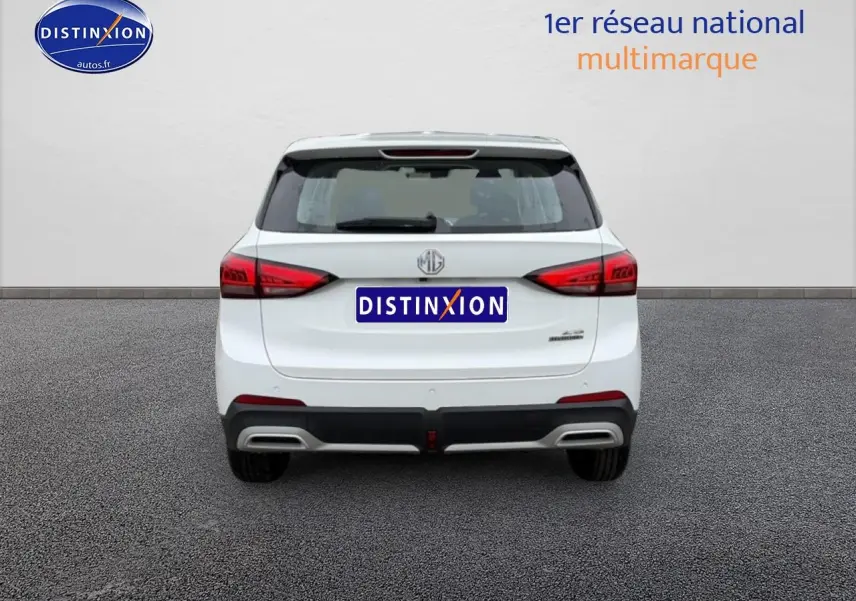 Vue arrière d'un MG ZS Hybrid 197 blanc, avec feux arrière LED et double sortie d'échappement intégrée.
