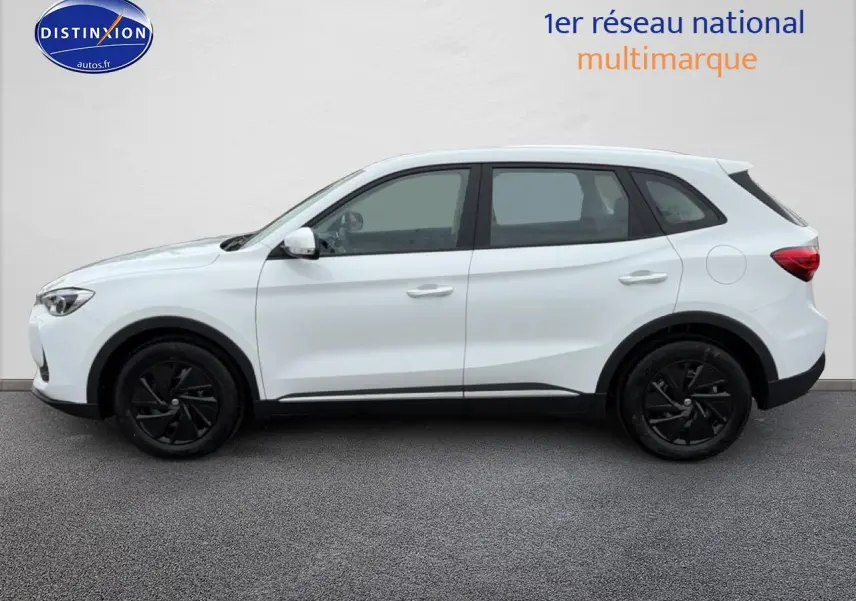 Vue de profil côté gauche du SUV blanc MG ZS Hybrid 197 avec jantes noires et lignes épurées.