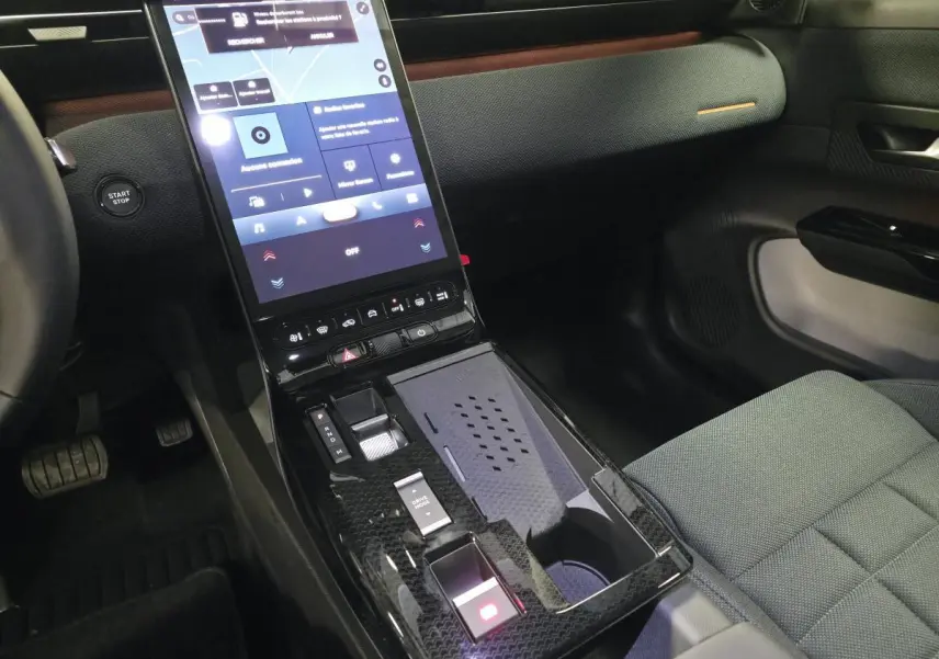 Vue intérieure du tableau de bord et console centrale noire du Citroën C5 Aircross 1.2i Hybride avec écran tactile vertical.