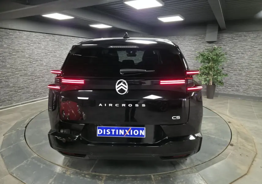 Vue arrière d'un Citroën C5 Aircross noir 2026 avec feux arrière LED horizontaux et logo centré.