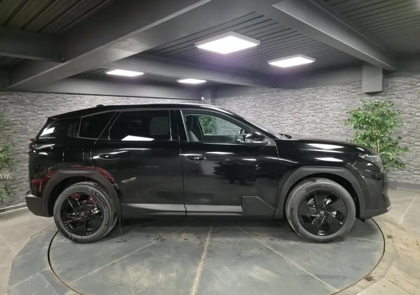 Profil droit du Citroën C5 Aircross noir brillant 2026 avec jantes alliage noires et toit monochrome.