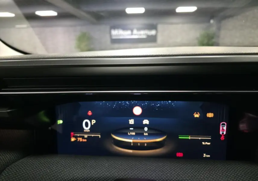 Vue rapprochée du tableau de bord numérique du Citroën C5 Aircross noir, affichant les informations de conduite.