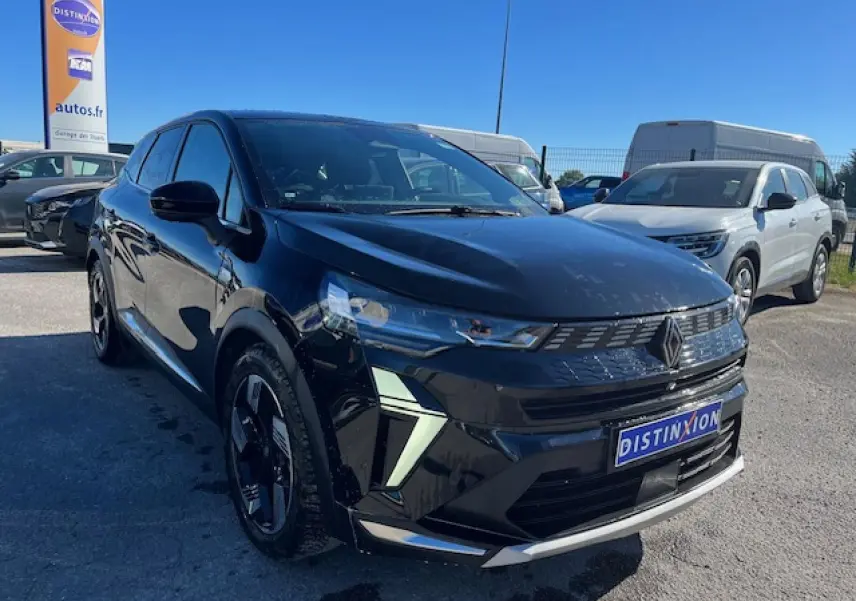 Vue 3/4 avant droite d’un Renault Symbioz noir étoilé avec calandre moderne et jantes alliage noires.
