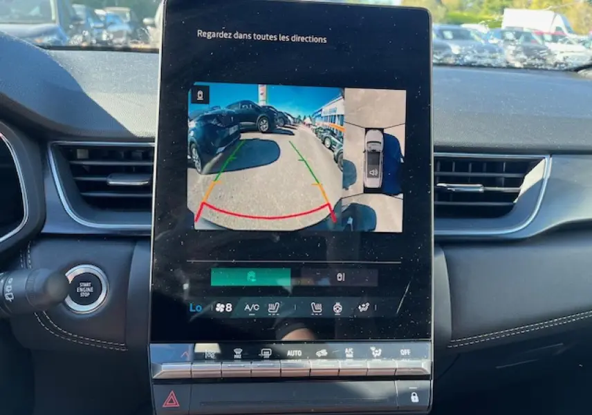 Vue intérieure centrée sur l’écran tactile affichant la caméra 360° du Renault Symbioz noir avec tableau de bord moderne.