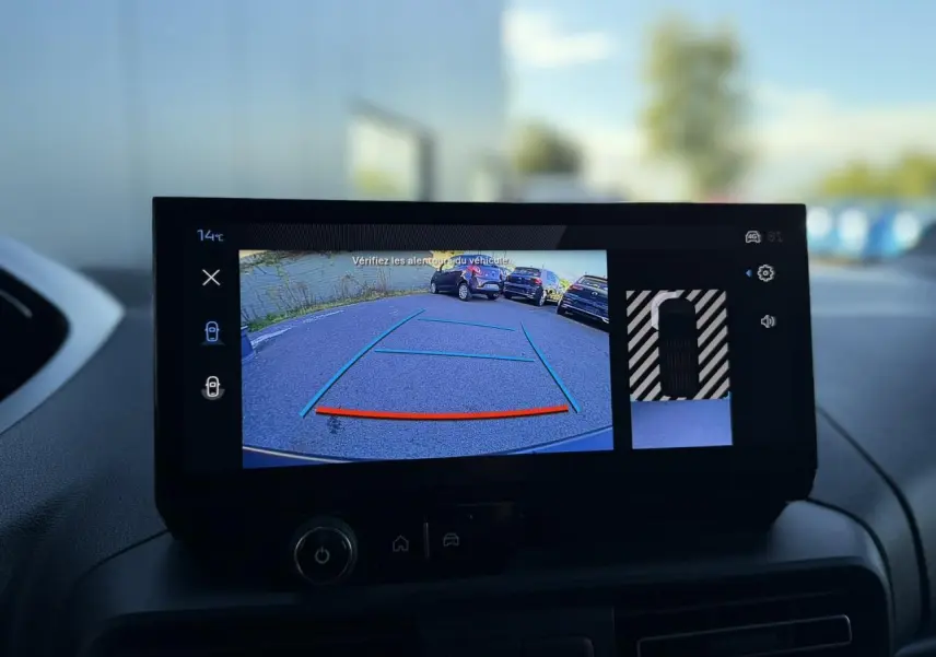 Écran tactile intérieur du Peugeot Partner 2026 montrant la caméra de recul avec guidage et vue 360° en stationnement.