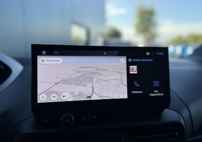 Écran tactile 10 pouces du tableau de bord du Peugeot Partner 2026 affichant la navigation et les options multimédias.