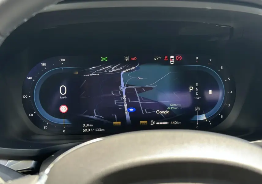 Tableau de bord numérique avec GPS tactile affiché dans une Volvo S60 gris Platinium, vue intérieure frontale.