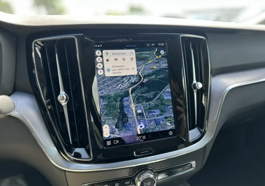 Écran tactile central avec GPS affiché dans l'habitacle du Volvo S60 B4 197 gris Platinium 2024.