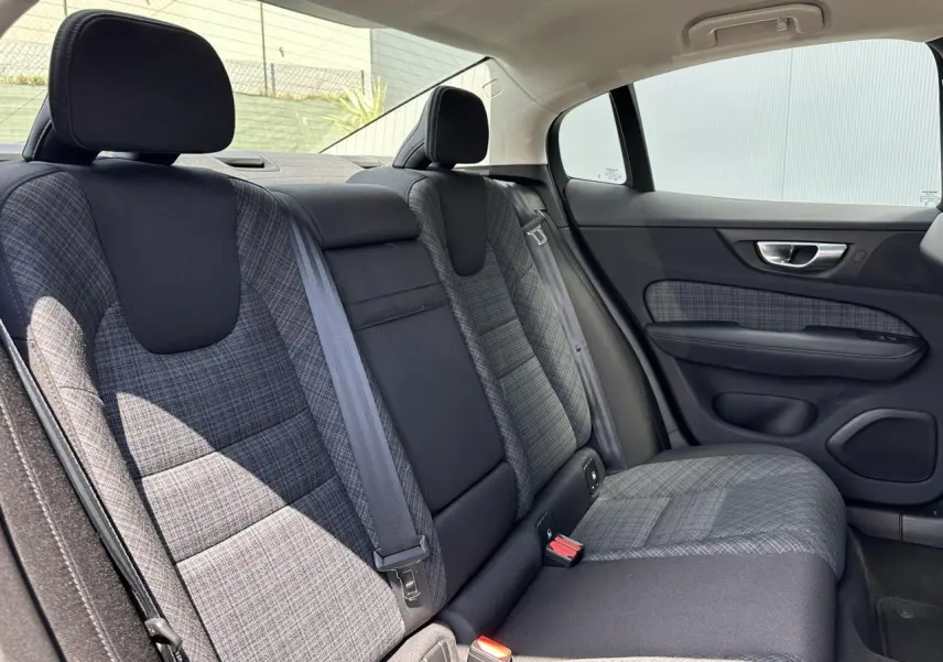 Vue intérieure côté droit des sièges arrière en tissu gris à motifs de la Volvo S60 B4 197 DCT7 MHEV Core+ 2024.