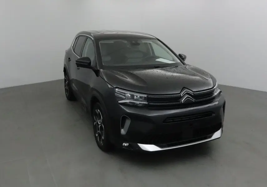 Citroën C5 Aircross noir vu en 3/4 avant droit, avec calandre distinctive et jantes alliage noires.