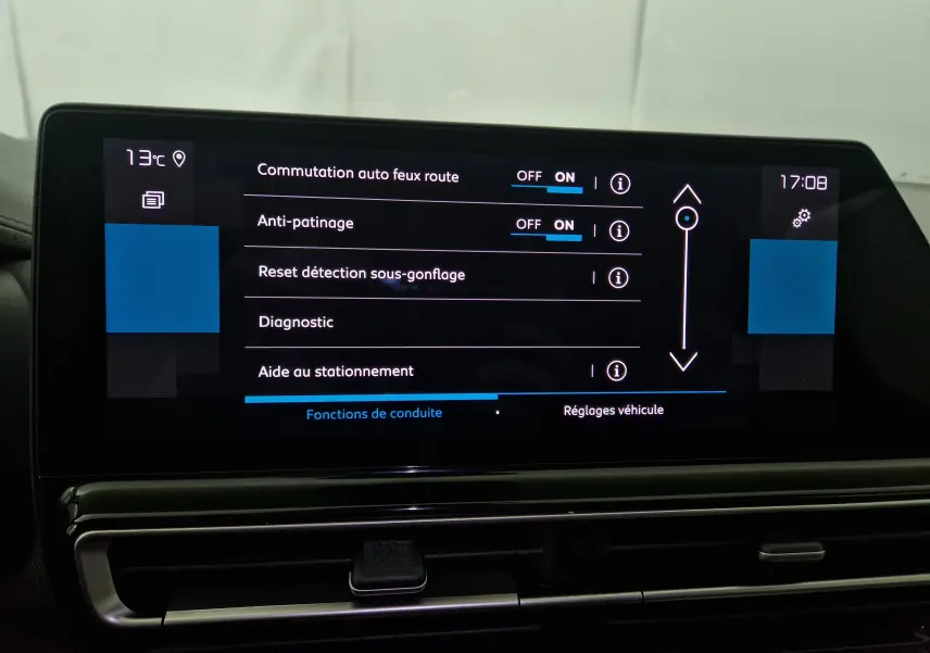 Écran tactile central du tableau de bord du Citroën C5 Aircross 2024 affichant les réglages d'aides à la conduite.