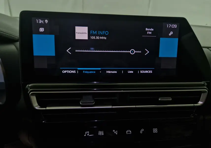 Écran central tactile du tableau de bord du Citroën C5 Aircross 2024, affichant la radio FM à 105.30 MHz.