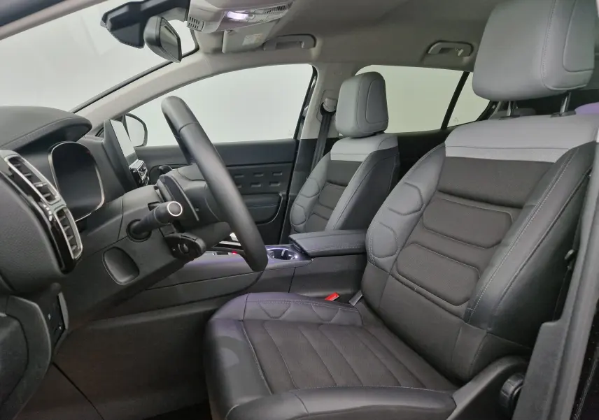 Intérieur du Citroën C5 Aircross 2024 en vue latérale gauche, sièges en cuir noir et tableau de bord moderne.