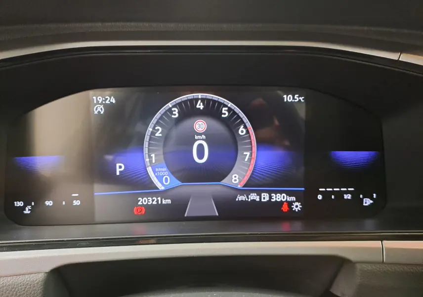 Tableau de bord numérique du Volkswagen T-ROC 2024 affichant vitesse zéro, température 10,5°C et autonomie 380 km.
